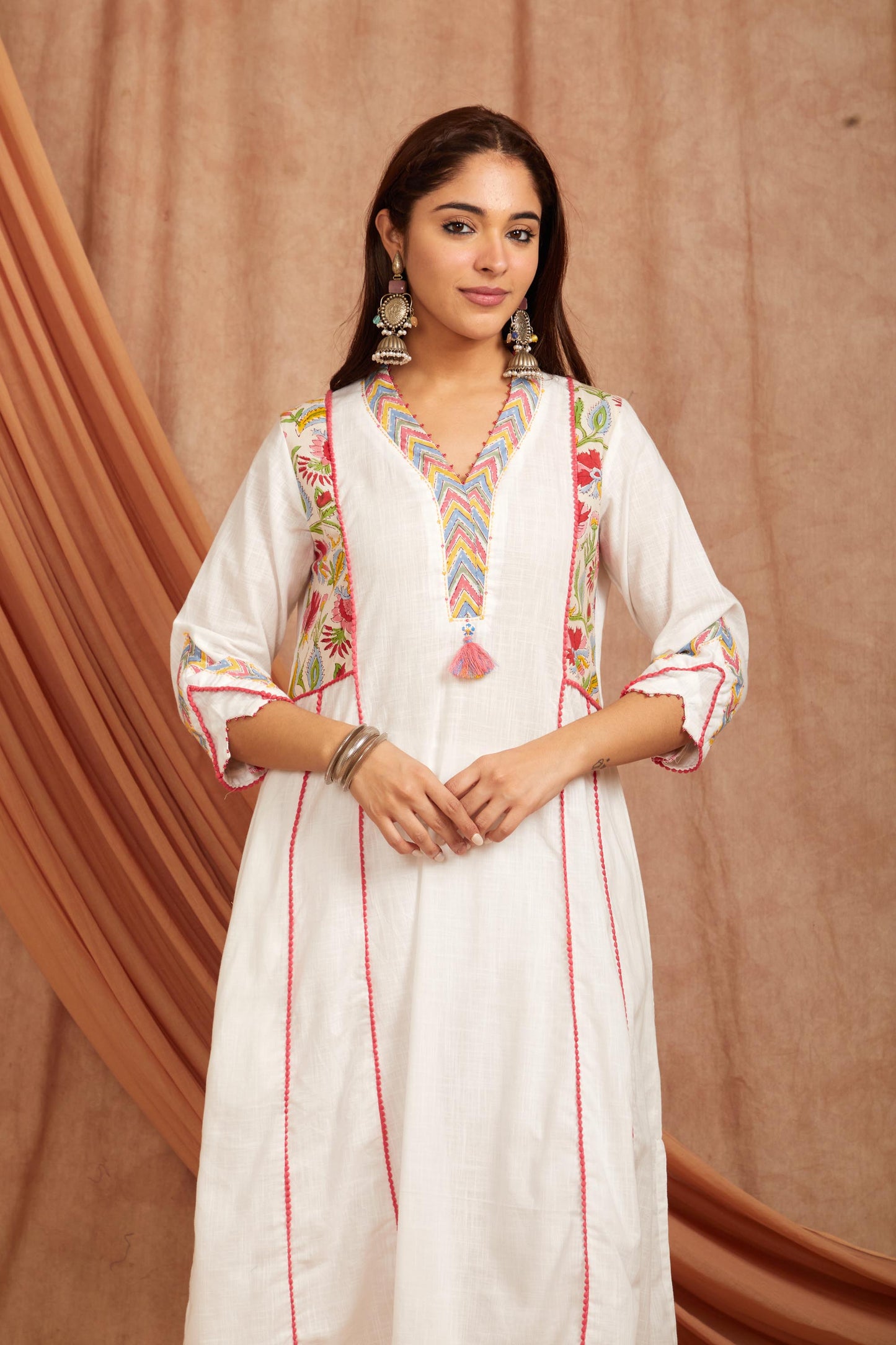 White Cotton Slub Blue Floral Applique Kurta And Pant-Set of 2
