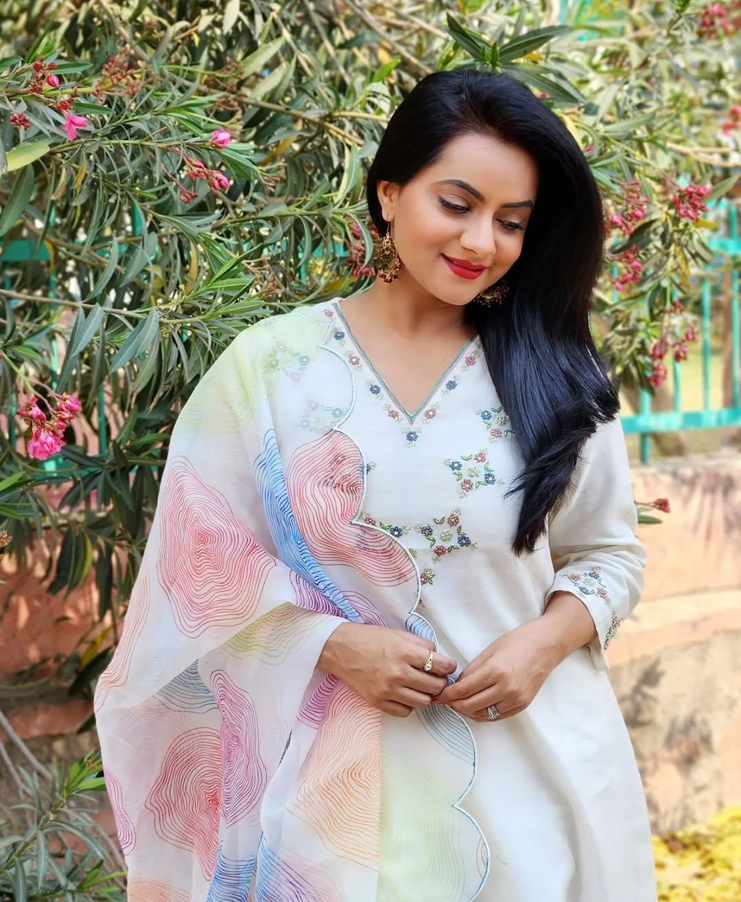 White V neck Embroidered Chanderi Suitset - Set of 3