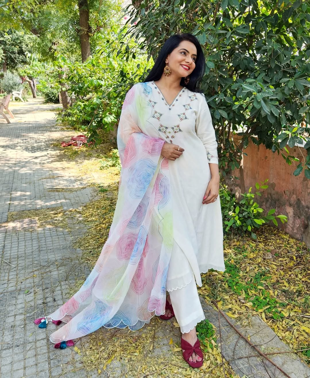 White V neck Embroidered Chanderi Suitset - Set of 3