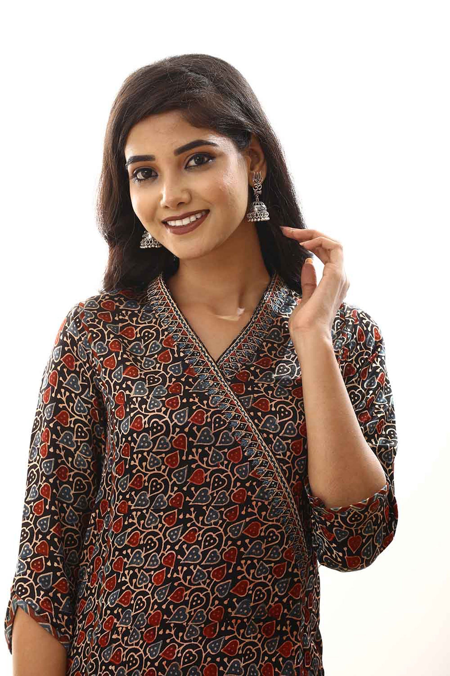 Black mashru silk embroidered suitset
