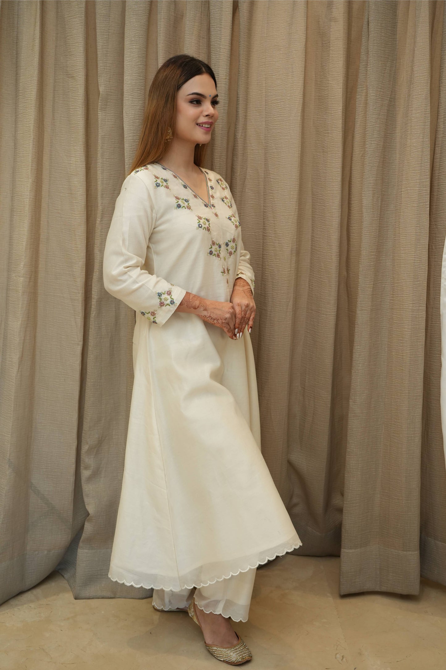 White V neck Embroidered Chanderi Suitset - Set of 3