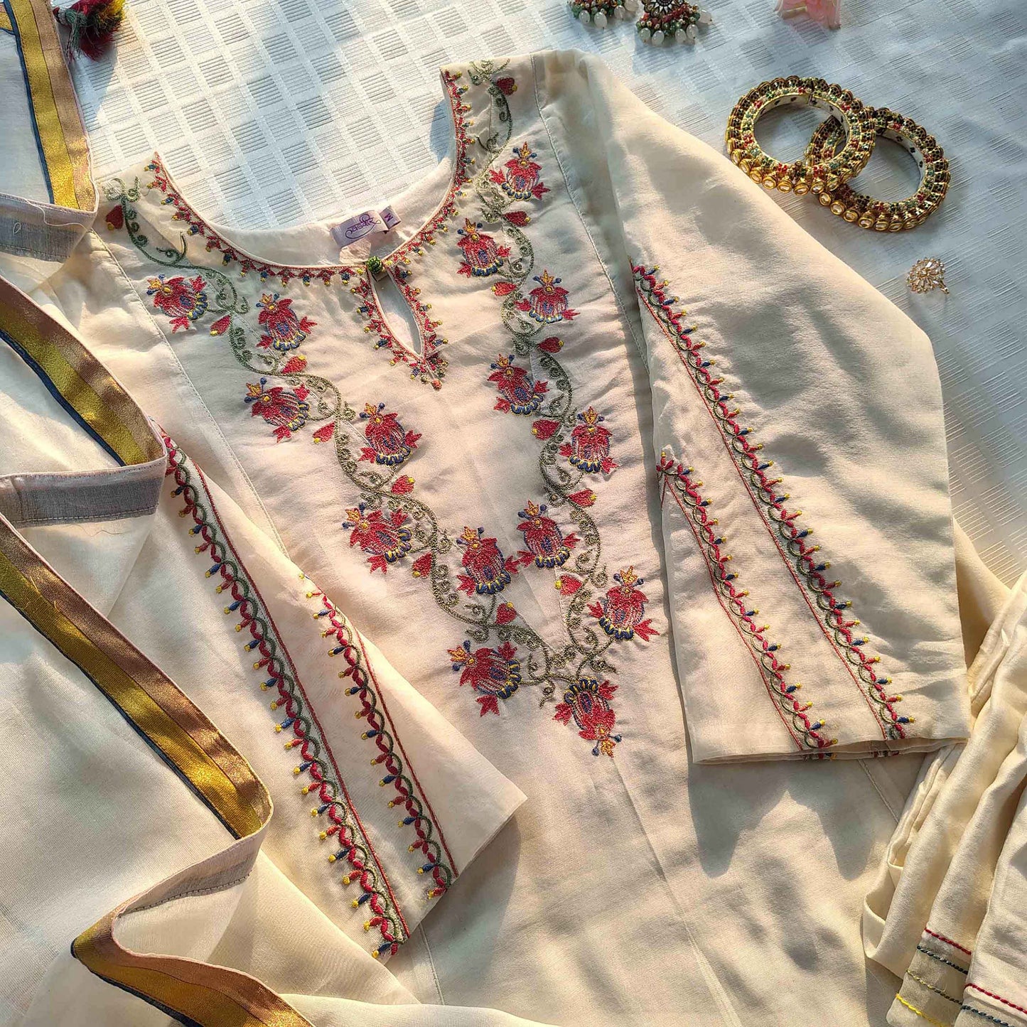 White organza patched multicolor Chanderi suitset