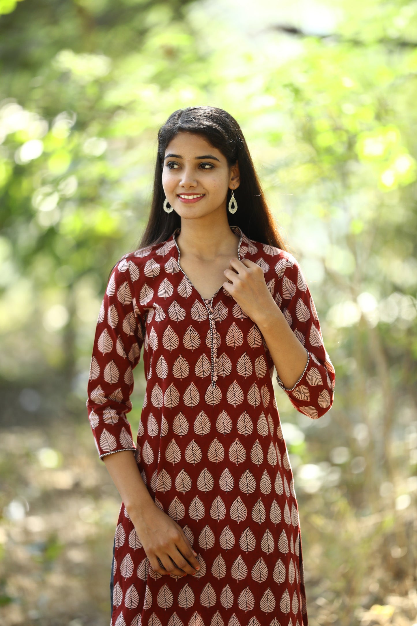 Maroon leaf print v neck kurta