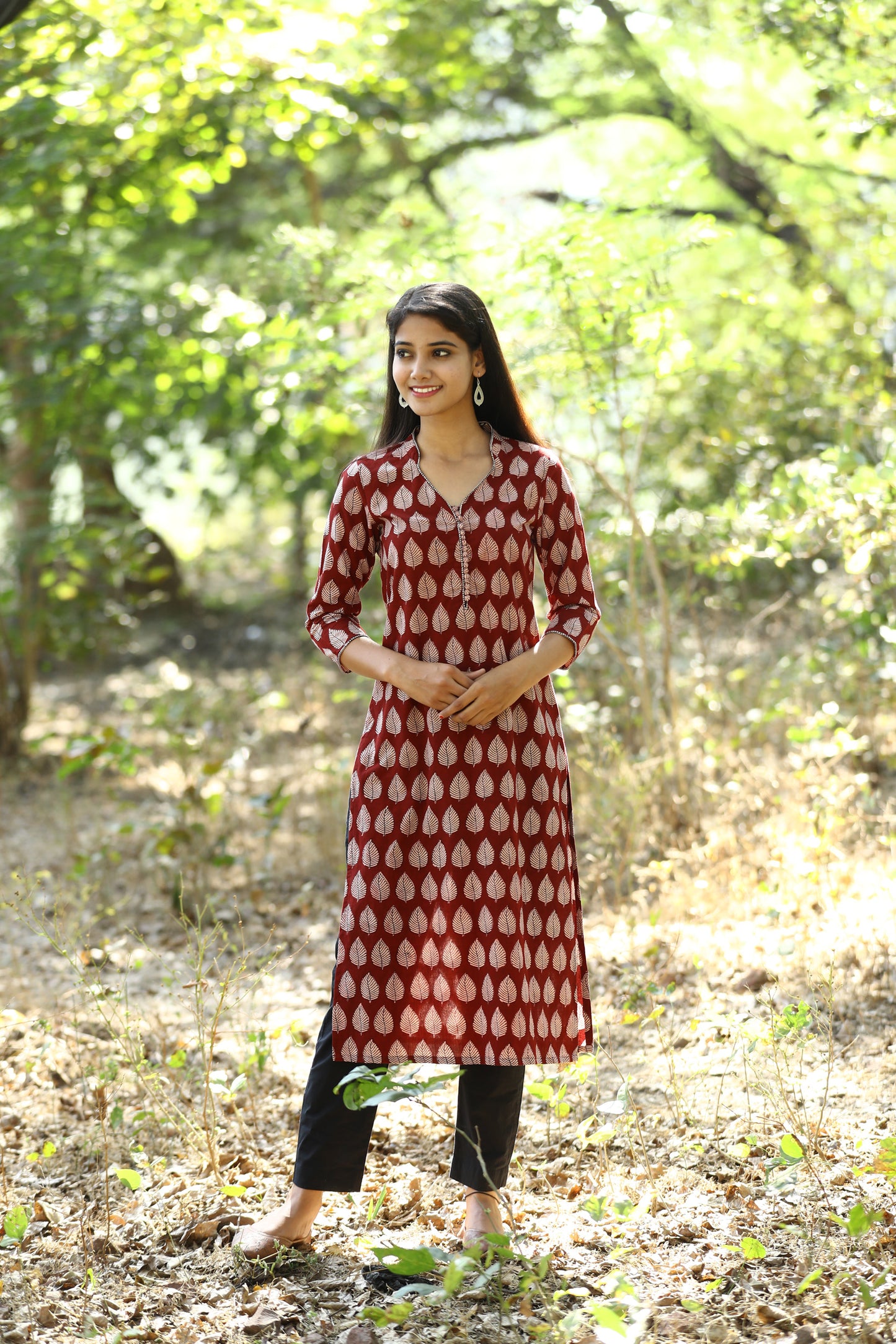 Maroon leaf print v neck kurta
