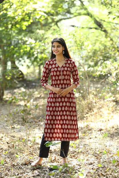 Maroon leaf print v neck kurta